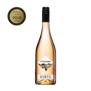 Eleganter Rosé-Frizzante vom Weingut Hirtl – prickelnder Perlwein mit feinen Johannisbeer-Noten und frischer, fruchtiger Stilistik.