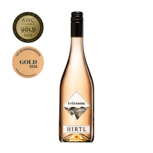 Eleganter Rosé-Frizzante vom Weingut Hirtl – prickelnder Perlwein mit feinen Johannisbeer-Noten und frischer, fruchtiger Stilistik.
