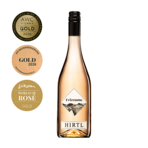 Eleganter Rosé-Frizzante vom Weingut Hirtl – prickelnder Perlwein mit feinen Johannisbeer-Noten und frischer, fruchtiger Stilistik.