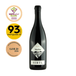 Merlot Barrique im Weinglas, tiefdunkelrot mit eleganter Randaufhellung, kräftiger Rotwein mit würzigen Holznoten