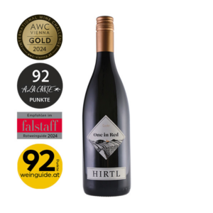 One in Red im Weinglas, dunkelrot mit granatroten Reflexen, kräftiger Rotwein mit würzigen und fruchtigen Aromen