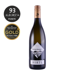 Grüner Veltliner Weinviertel DAC Reserve 2021 im Weinglas, zitrusgelb mit grünen Reflexen, kräftiger Weißwein