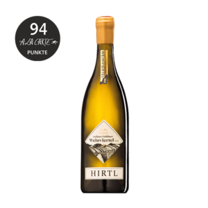 Grüner Veltliner Weinviertel DAC Große Reserve 2021 im Weinglas, goldgelb mit grünen Reflexen, kräftiger Premium Weißwein