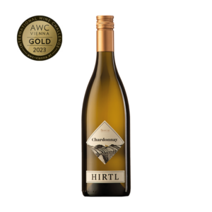 Chardonnay Reserve 2021 im Weinglas, hell strohgelb, eleganter Weißwein mit Brioche- und Kernobstaromen