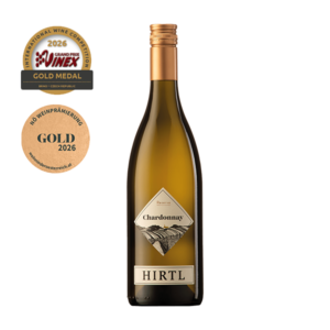 Chardonnay Reserve 2024 im Weinglas, hell strohgelb, eleganter Weißwein mit Brioche- und Kernobstaromen